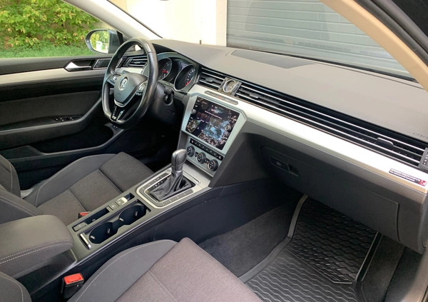 Volkswagen Passat cena 81900 przebieg: 184300, rok produkcji 2019 z Lubraniec małe 56